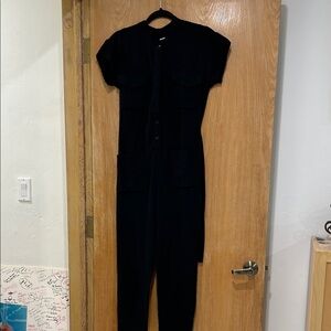 Monrow Classic dark Black Jumpsuit
Gauzy material with unfinished short sleeves